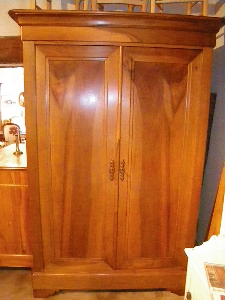 Armoire Louis Philippe en noyer