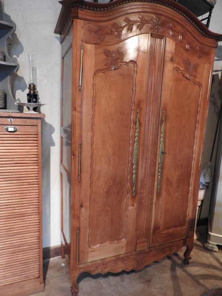 Armoire maraichine Louis XV en cerisier    (dite de mariage) – BONNIN de Challans