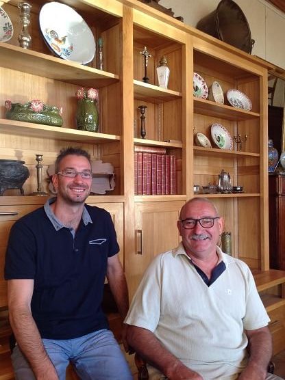 Samuel LOUINEAU ébéniste-agenceur, menuisier gérant de l'entreprise LOUINEAU Agencement et Michel LOUINEAU précédent gérant Antiquaire à ESSARTS EN BOCAGE, aux Essarts en Vendée, Pays de la Loire.