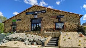 Façade du magasin Louineau Agencement aux Essarts en Bocage en Vendée : Vente d'antiquités et magasin de meubles.