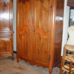 Armoire Louis XV en châtaignier et acacia