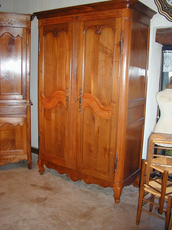 Armoire Louis XV en châtaignier et acacia