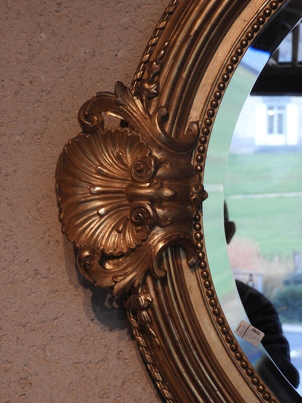 Côté Miroir ovale Louis XV en bois doré