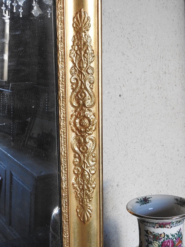 Miroir Restauration doré à la feuille, ornement d'un côté