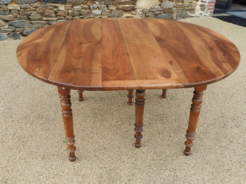 Table ovale en noyer 6 pieds avec une allonge en noyer, et 3autre allonges en plus