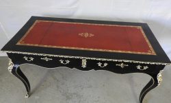 Table bureau Napoléon III en poirier vernis noir, avec cuir rouge sur le dessus.