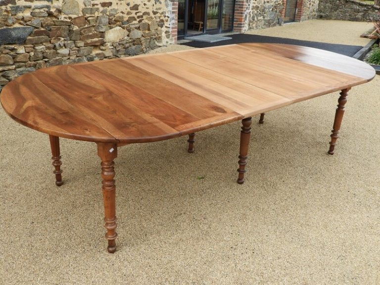 Table ovale en noyer, 6 pieds et 4 allonges